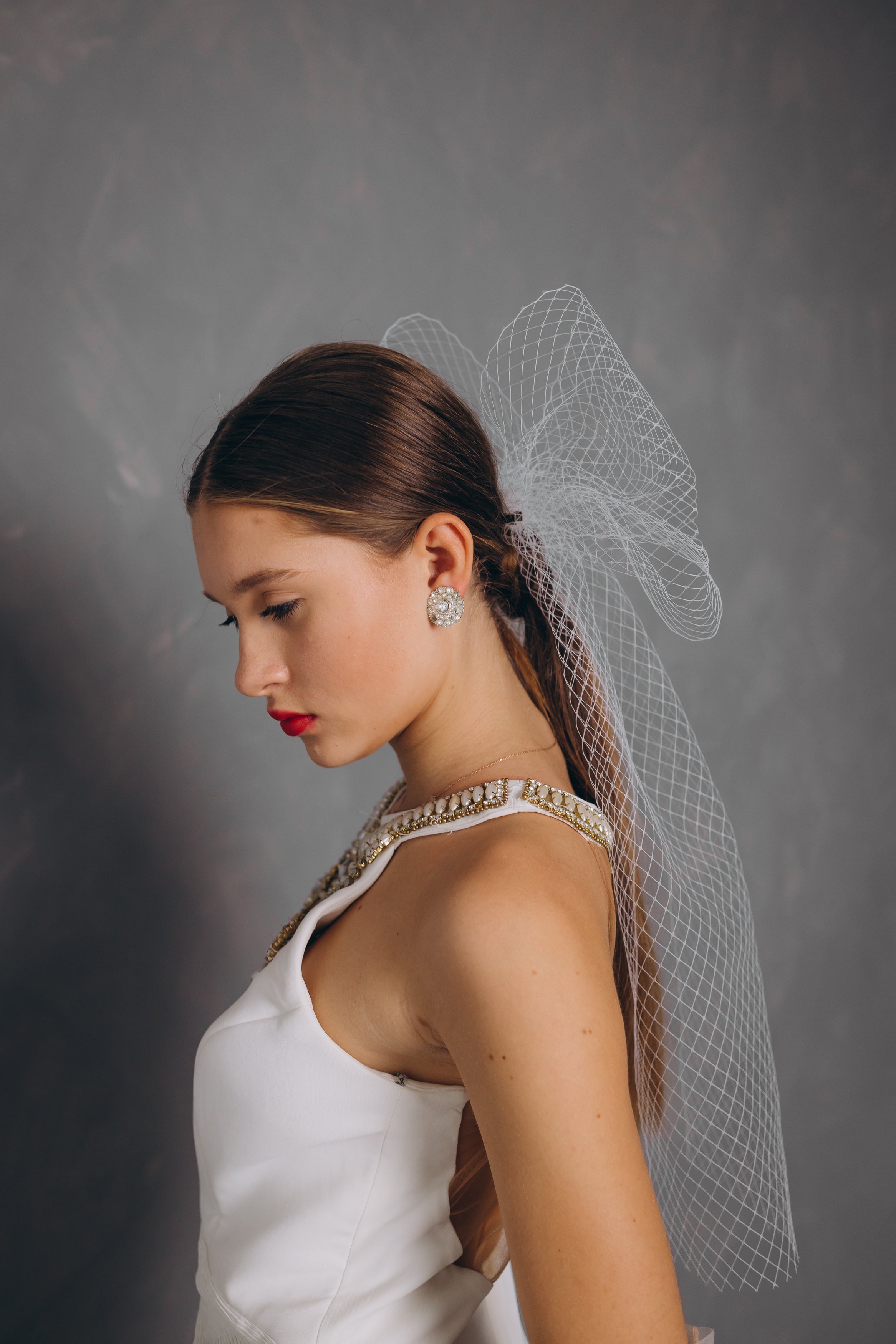 One Blushing Bride Short Birdcage Bridal Veil with Crystals, Chin Length with Comb Off White / Diamond White / with Scattered Pearls