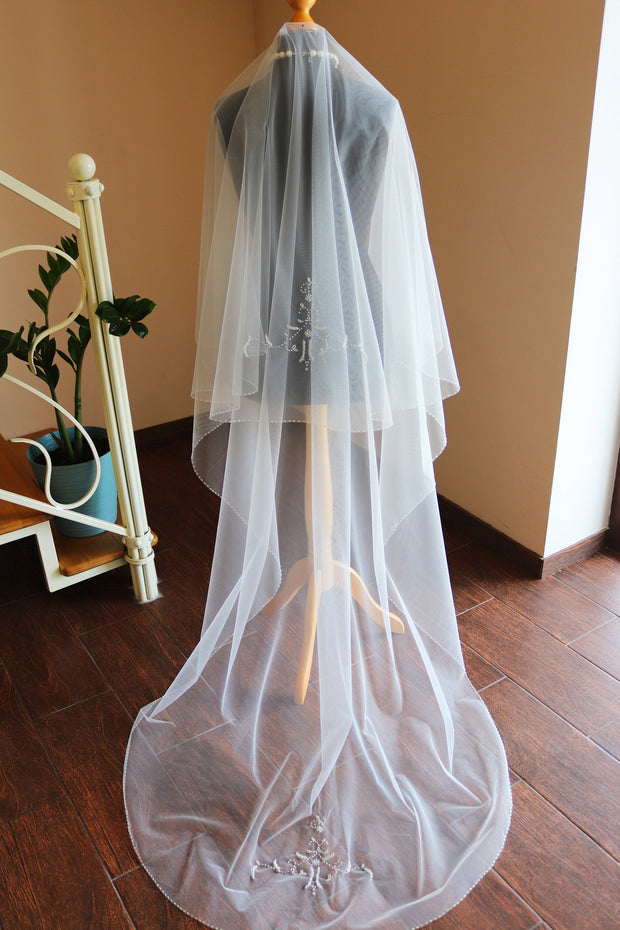 Wedding veil embroidered with beads, glass beads, crystals.