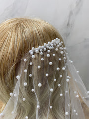 Wedding veil embroidered with pearls.