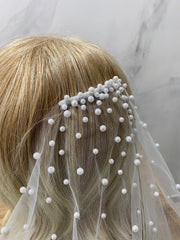Wedding veil embroidered with pearls.