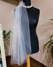 Wedding veil embroidered with little pearls.